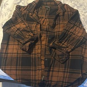 Light weight Button up shirt, plaid black and brown size large. Silver jeans co.